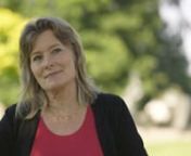 In this extensive video, American Pulitzer Prize-winner Jennifer Egan takes us through her career as a writer and explains why she considers fiction an invaluable document of our time: “By creating a kind of artefact of the dream-life of our culture, I am preserving it for those who want to understand it from a later point.” nn“It was really the solitude that I experienced on that trip that made me understand how crucial writing was for me.” It was during her gap year – travelling arou