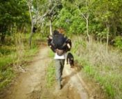 Cette vidéo est une compilation de 6 mois de vidéos réalisées par Lorène, volontaire au sein du Centre de Conservation pour Chimpanzés (CCC) en Guinée. Situé au cœur du Parc national du haut Niger depuis 1997, le CCC est un sanctuaire qui recueille les chimpanzés orphelins issus du trafic illégal et les réhabilite à la vie sauvage afin de les relâcher dans la forêt.nnPendant ses 6 mois au CCC, Lorène a été la
