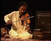 Musique Indienne, Fusion, Musique Classique Occidentale, le violon de L. Subramaniam - surnommé le « Paganini de la Musique Carnatique » - fait résonner son étonnante sonorité d¹Est en Ouest. Qu¹il improvise avec son ami Jean-Luc Ponty, qu¹il dialogue avec des musiciens traditionnels d¹Asie ou d¹Afrique, qu¹il interprète une de ses compositions originales avec Yehudi Menuhin, ou qu¹il initie ses enfants à la musique, Pandit (le Maître) L. Subramaniam déploie les mille et une f