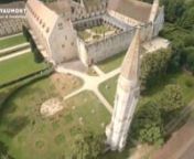 L’abbaye de Royaumont a été fondée en 1228 par Louis IX (futur Saint Louis). Richement dotée par le roi qui aimait à s’y retirer, elle connut au XIIIe siècle un grand rayonnement.nAujourd&#39;hui, ses bâtiments se visitent 365 jours par an, comme ses trois jardins.nPréparez votre visite ici : nhttps://www.royaumont.com/fr/l-abbayenhttps://www.royaumont.com/fr/infos-pratiques