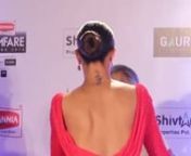 Can you guess the actress from her back? Hint: She is Bollywood’s highest-paid female actress. To the time, the leggy lass Deepika Padukone made head turns for more than one reason. From her sparkling red gown to her camaraderie with the Bachchan family at the Filmfare Awards 2016 that made the shutterbugs capture one of the most iconic moments of the night. Deepika Padukone turned up for the night in red couture and while posing during the photo-ops, Mr Big B made an entry with his family. Up