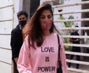 ‘Love is Power’, reads Rhea Chakraborty’s shirt as she and her brother Showik Chakraborty go house hunting in Mumbai today. Bollywood actress Rhea Chakraborty along with her brother was spotted in Bandra. The duo was clicked by the paparazzi as they walked casually while looking at the properties. The two made their first appearance in 2021. Earlier her parents Indrajit Chakraborty and Sandhya Chakraborty were also seen in the same locality. As per reports, the family is on a house hunt. R