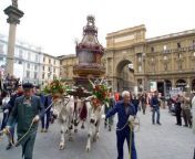 5 Easter Traditions , From Around the World.&#60;br/&#62;Every culture has its own &#60;br/&#62;unique holiday traditions rooted &#60;br/&#62;in that region&#39;s folklore and history.&#60;br/&#62;Here are five popular Easter traditions from different locations around the world.&#60;br/&#62;1. Florence, Italy.&#60;br/&#62;The firework-packed cart is paraded through the city and set off by the Archbishop during Easter mass.&#60;br/&#62;2. Sweden and Finland.&#60;br/&#62;It is common for children to&#60;br/&#62;dress up as witches and beg &#60;br/&#62;for chocolate in the streets.&#60;br/&#62;3. Corfu, Greece.&#60;br/&#62;The tradition welcomes spring by &#60;br/&#62;disposing of old pots so new ones &#60;br/&#62;can be used to gather the season&#39;s crops.&#60;br/&#62;4. Bessières, France.&#60;br/&#62;The tradition is said to have begun when Napoleon &#60;br/&#62;passed through the town and ordered the townspeople to make a giant Omelette for his army.&#60;br/&#62;5. Jerusalem, Israel.&#60;br/&#62;Some who participate in the walk carry a&#60;br/&#62;large cross to symbolize Jesus’ painful journey