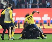 Violent scenes unfolded in Turkey after Trabzonspor fans attempted to attack Fenerbahce&#39;s players as they stormed the pitch following their Super Lig clash.&#60;br/&#62;&#60;br/&#62;Fenerbahce won the intense encounter 3-2, with Michy Batshuayi netting the decisive goal in the closing stages after former Man United midfielder Fred had scored twice.&#60;br/&#62;&#60;br/&#62;With tensions already high, disgraceful scenes followed the final whistle as several Trabzonspor supporters invaded the pitch and confronted Fenerbahce&#39;s players, who were forced to defend themselves.&#60;br/&#62;&#60;br/&#62;The feeling of animosity inside the Papara Park stadium was amplified by Batshuyai&#39;s late winner as supporters began to hurl objects onto the pitch.&#60;br/&#62;&#60;br/&#62;With three points secured, Fenerbahce&#39;s players celebrated together in the middle of the pitch before the violent scenes worsened.&#60;br/&#62;&#60;br/&#62;The feeling of animosity inside the Papara Park stadium was amplified by Batshuyai&#39;s late winner as supporters began to hurl objects onto the pitch.&#60;br/&#62;&#60;br/&#62;With three points secured, Fenerbahce&#39;s players celebrated together in the middle of the pitch before the violent scenes worsened.&#60;br/&#62;&#60;br/&#62;Fenerbahce&#39;s players were then shielded by security forces as they tried to get back into the sanctum of the changing rooms.&#60;br/&#62;&#60;br/&#62;Speaking later, Fenerbahce boss, Ismail Kartal, insisted his players were attacked and that they hadn&#39;t provoked fans.&#60;br/&#62;&#60;br/&#62;Trabzonspor manager Abdullah Avci echoed Kartal&#39;s thoughts and admitted the events were upsetting.&#60;br/&#62;&#60;br/&#62;Meanwhile, Turkey&#39;s interior minister, Ali Yerlikaya condemned the violence as he he revealed authorities had already started a probe into identifying the culprits. &#60;br/&#62;&#60;br/&#62;Writing on X, he insisted: &#39;After the Trabzonspor-Fenerbahçe football match played this evening, identification efforts regarding the spectators entering the field and an investigation into the events after the match was immediately launched. &#60;br/&#62;&#60;br/&#62;&#39;Sports is, above all, sportsmanship. It is never acceptable for violence to occur on football fields. &#60;br/&#62;&#60;br/&#62;&#39;The public will be informed about the developments.&#60;br/&#62;&#60;br/&#62;The shocking scenes mark just the latest controversial incident to emanate from the Turkish top flight this season.&#60;br/&#62;&#60;br/&#62;In December, Ankaragucu president Faruk Koca physically attacked referee Halil Umut Meler after his side&#39;s draw with Rizespor.&#60;br/&#62;&#60;br/&#62;Others then laid into him with a series of kicks as he curled up on the ground covering his face.&#60;br/&#62;&#60;br/&#62;A large crowd of players, coaching staff, and security were quick to race to the scene and stop the attack, with the shaken Meler suffering a minor fracture during the incident.&#60;br/&#62;&#60;br/&#62;The match official spent more than a week in hospital following the vicious assault where he was visited by Yerlikaya before returning to his duties in January.&#60;br/&#62;&#60;br/&#62;All Turkish leagues were suspended following the incident before being resumed following a one-week hiatus.